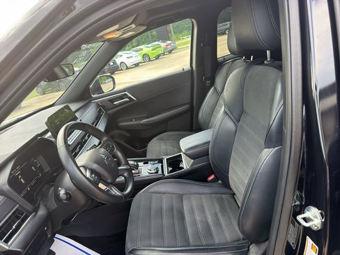 Used 2024 Mitsubishi Outlander SE Black Edition FWD image 12