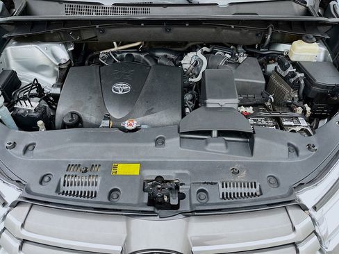 Used 2018 Toyota Highlander XLE image 10