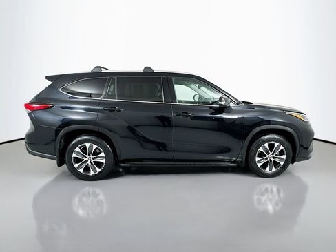 Used 2020 Toyota Highlander XLE AWD/4WD image 8