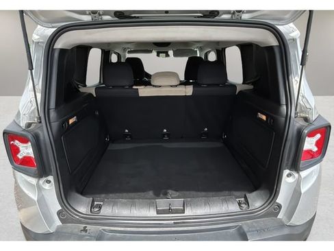 Used 2015 Jeep Renegade Latitude FWD image 30