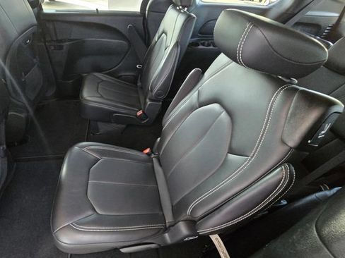 Certified 2025 Chrysler Pacifica Select AWD/4WD image 22