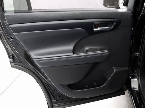 Used 2023 Toyota Highlander XLE image 25