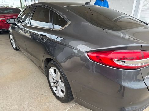 Used 2018 Ford Fusion SE w/ Fusion SE Technology Package FWD image 7