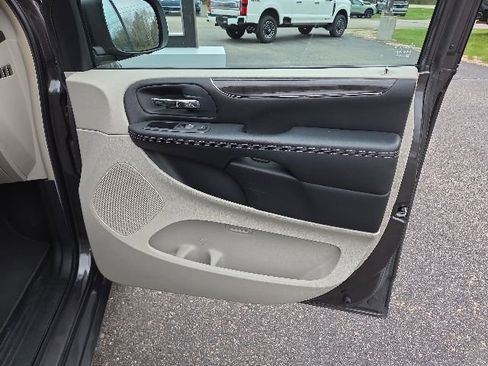 Used 2016 Chrysler Town & Country Touring-L FWD image 45