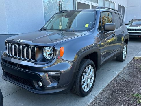 New 2023 Jeep Renegade Latitude w/ Premium Group image 6