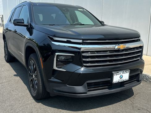 Used 2025 Chevrolet Traverse LT w/ Sun and Wheel Package FWD image 3