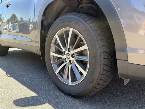 Used 2019 Toyota Highlander XLE AWD/4WD image 17