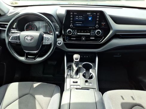 Used 2021 Toyota Highlander LE AWD/4WD image 14