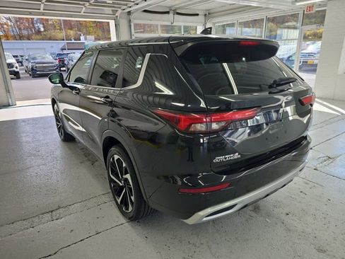 Used 2022 Mitsubishi Outlander SE image 3