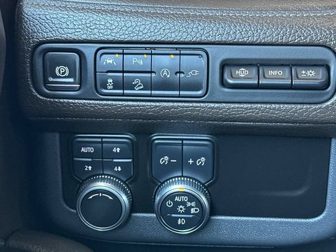 Used 2021 GMC Yukon Denali w/ Denali Premium Package AWD/4WD image 33