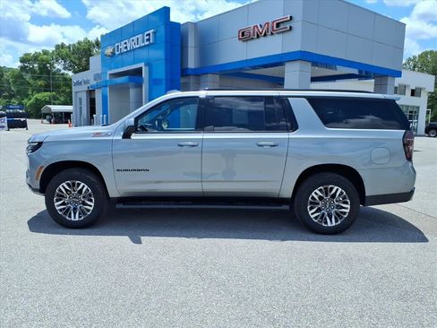 Used 2025 Chevrolet Suburban Z71 AWD/4WD image 7