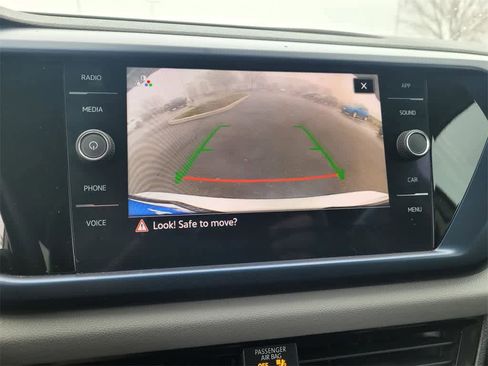 Used 2022 Volkswagen Taos SE w/ Panoramic Sunroof Package image 11