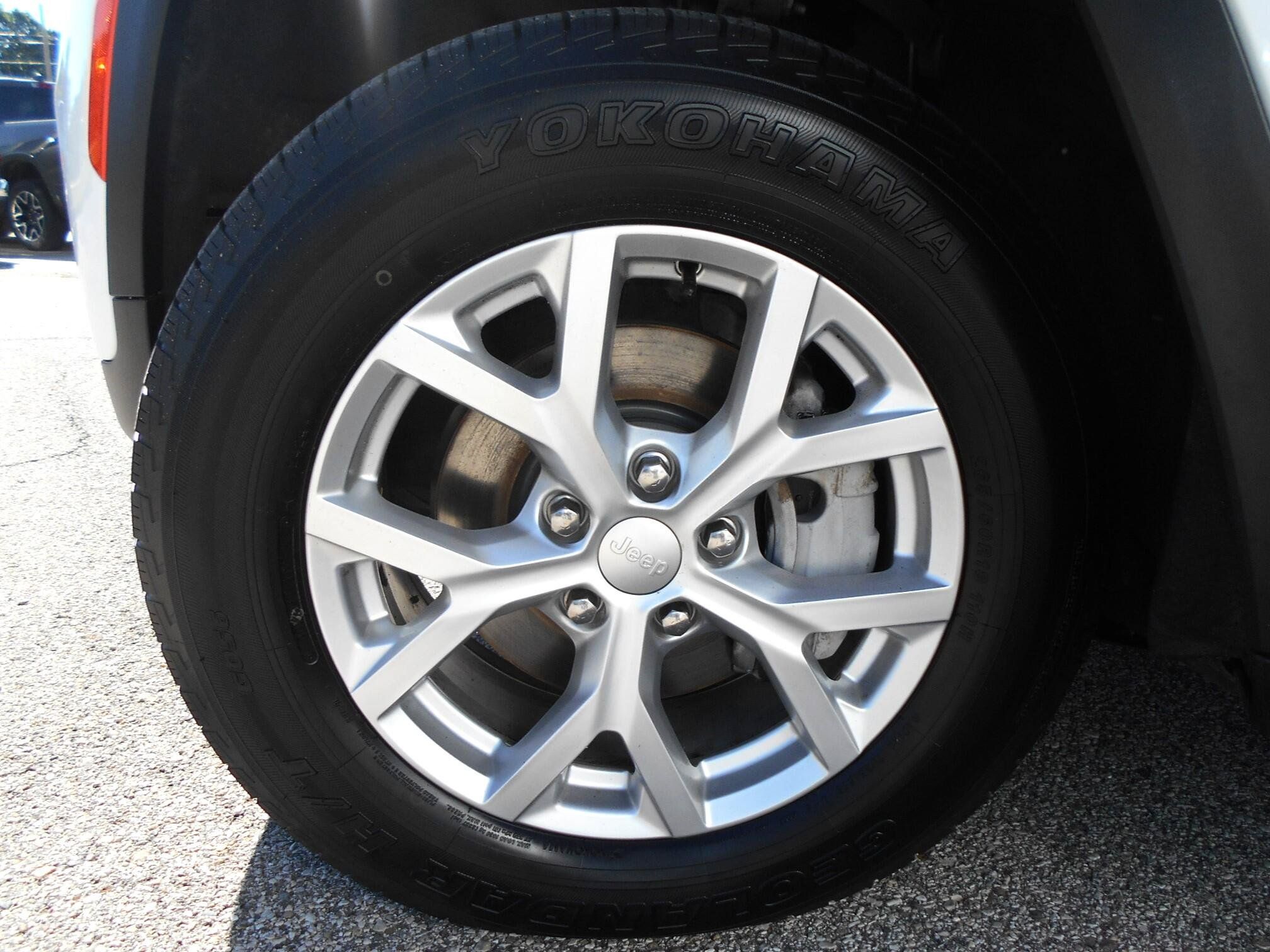 Used 2023 Jeep Grand Cherokee Limited AWD/4WD image 10
