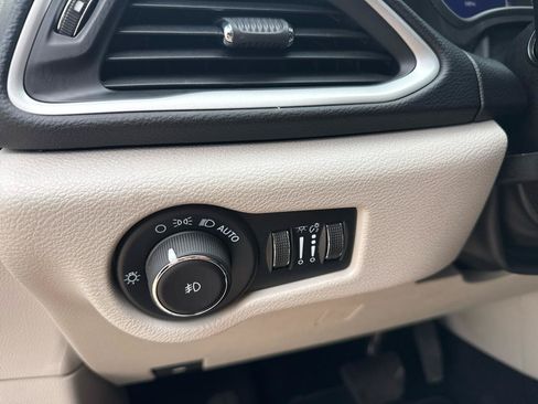 Used 2024 Chrysler Pacifica Touring-L FWD image 15