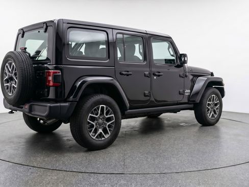 Used 2025 Jeep Wrangler Unlimited Sahara AWD/4WD image 9