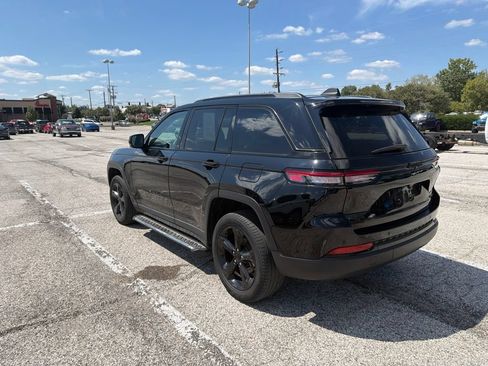 Used 2023 Jeep Grand Cherokee Limited w/ Black Appearance Package AWD/4WD image 3
