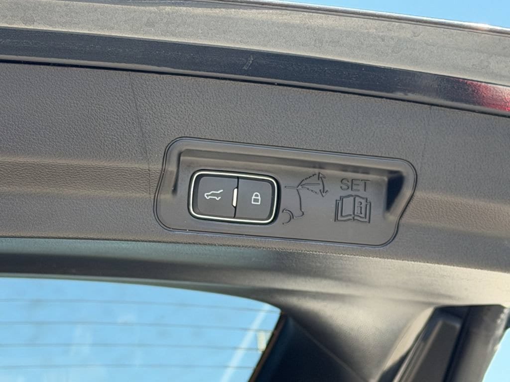 Used 2022 Ford Explorer XLT w/ Equipment Group 202A RWD image 13