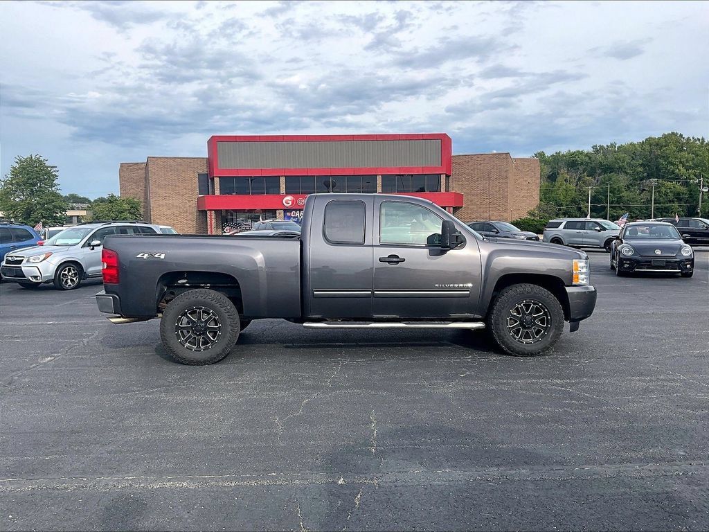 Used 2010 Chevrolet Silverado 1500 LT AWD/4WD image 5
