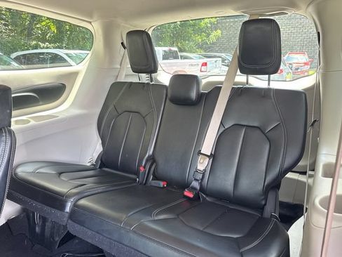 Used 2024 Chrysler Pacifica Touring-L FWD image 12