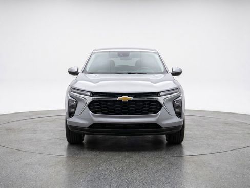 Used 2025 Chevrolet Blazer LT FWD image 2