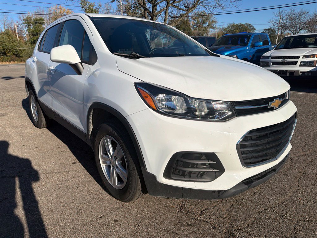 Used 2022 Chevrolet Trax LS w/ Tint and Cruise Package AWD/4WD image 3