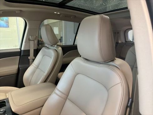 Used 2023 Lincoln Aviator AWD w/ Premium Package image 14