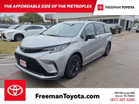 Used 2025 Toyota Sienna XSE image 1