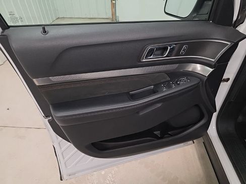 Used 2019 Ford Explorer XLT w/ Equipment Group 202A AWD/4WD image 11