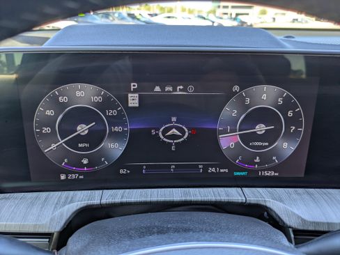 Certified 2025 Kia Telluride SX w/ SX Captain's Chair Package FWD image 29