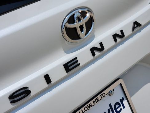 Used 2026 Toyota Sienna XLE FWD image 11