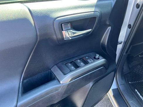 Used 2020 Toyota Tacoma TRD Sport AWD/4WD image 18
