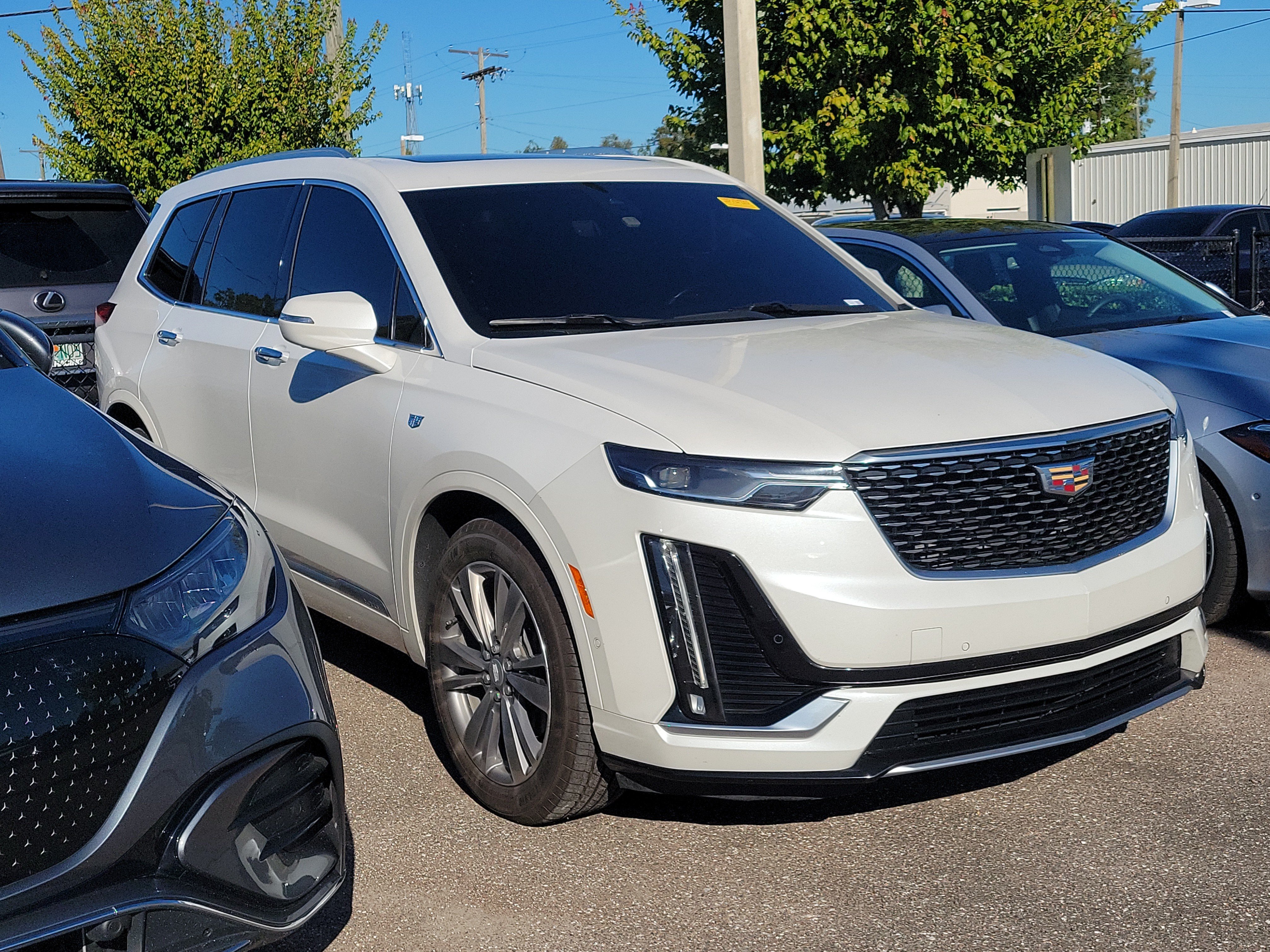 Used 2022 Cadillac XT6 Premium Luxury w/ Technology Package AWD/4WD image 2