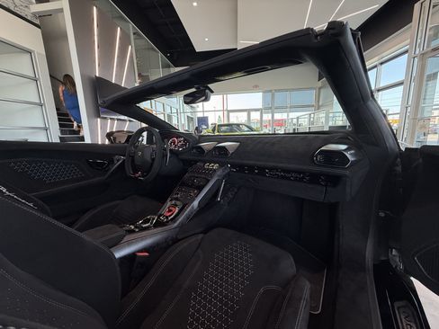 Used 2019 Lamborghini Huracan Performante AWD/4WD image 27