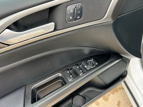 Used 2017 Ford Fusion SE w/ Fusion SE Technology Package image 13