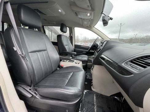 Used 2016 Chrysler Town & Country Touring image 27