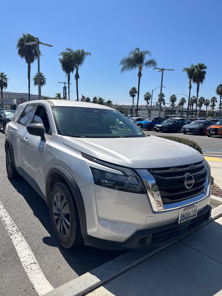 Used 2023 Nissan Pathfinder S FWD image 1