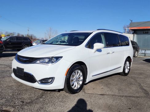 Used 2018 Chrysler Pacifica Touring-L image 2