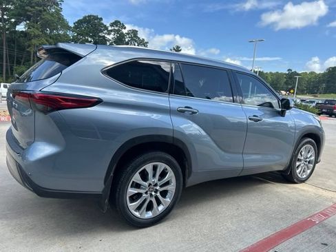 Used 2023 Toyota Highlander Limited FWD image 3