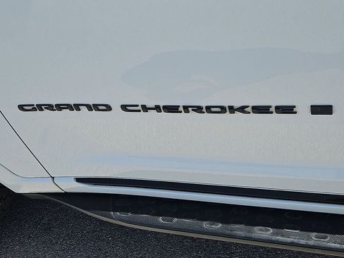 Used 2023 Jeep Grand Cherokee L Summit AWD/4WD image 14