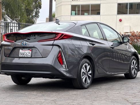 Used 2018 Toyota Prius Prime Plus FWD image 4