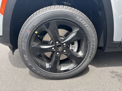 New 2025 Jeep Grand Cherokee L Altitude image 11