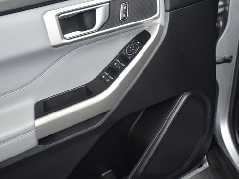 Used 2022 Ford Explorer XLT w/ Equipment Group 202A image 6