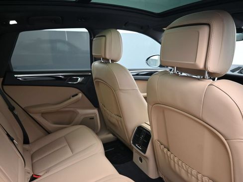 Certified 2026 Porsche Macan AWD/4WD image 7