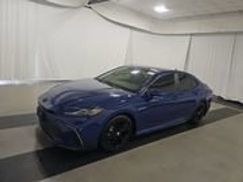 Used 2025 Toyota Camry SE w/ Convenience Package FWD image 1
