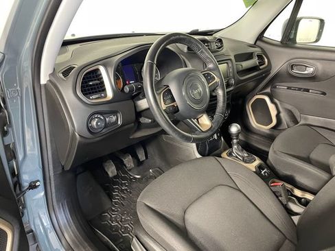 Used 2017 Jeep Renegade Latitude FWD image 3