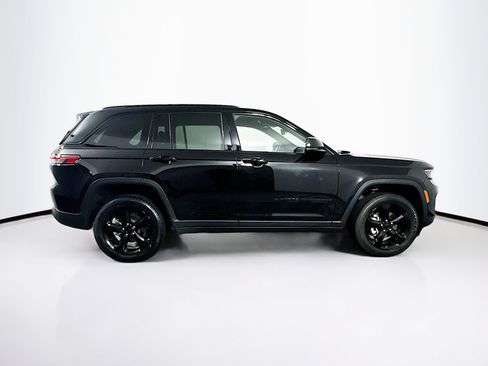 Used 2023 Jeep Grand Cherokee Altitude image 10
