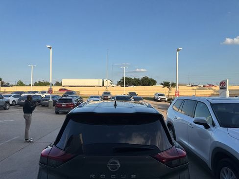 Used 2021 Nissan Rogue SV w/ Premium Package FWD image 5