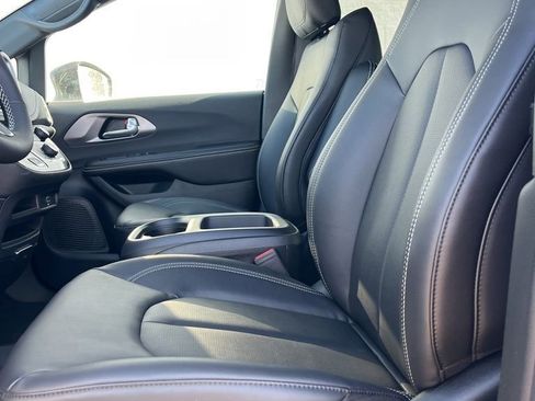 New 2026 Chrysler Pacifica Select image 8