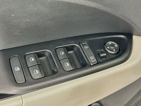 Used 2023 Hyundai Venue SEL FWD image 17