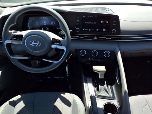 Certified 2024 Hyundai Elantra SE image 7